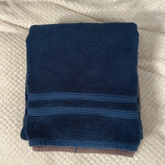 2 colors variety bathroom or jacuzzi towels - Picture 2 of 3